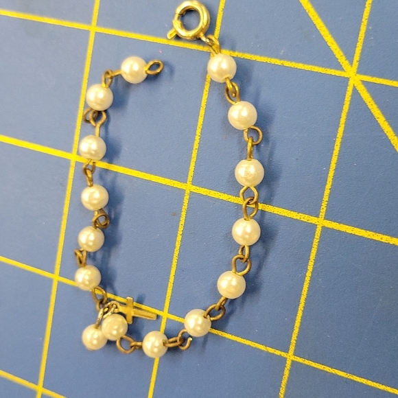 Vintage Gold Tone & Faux Pearl 6" Bracelet w Cross Charm - Picture 1 of 1